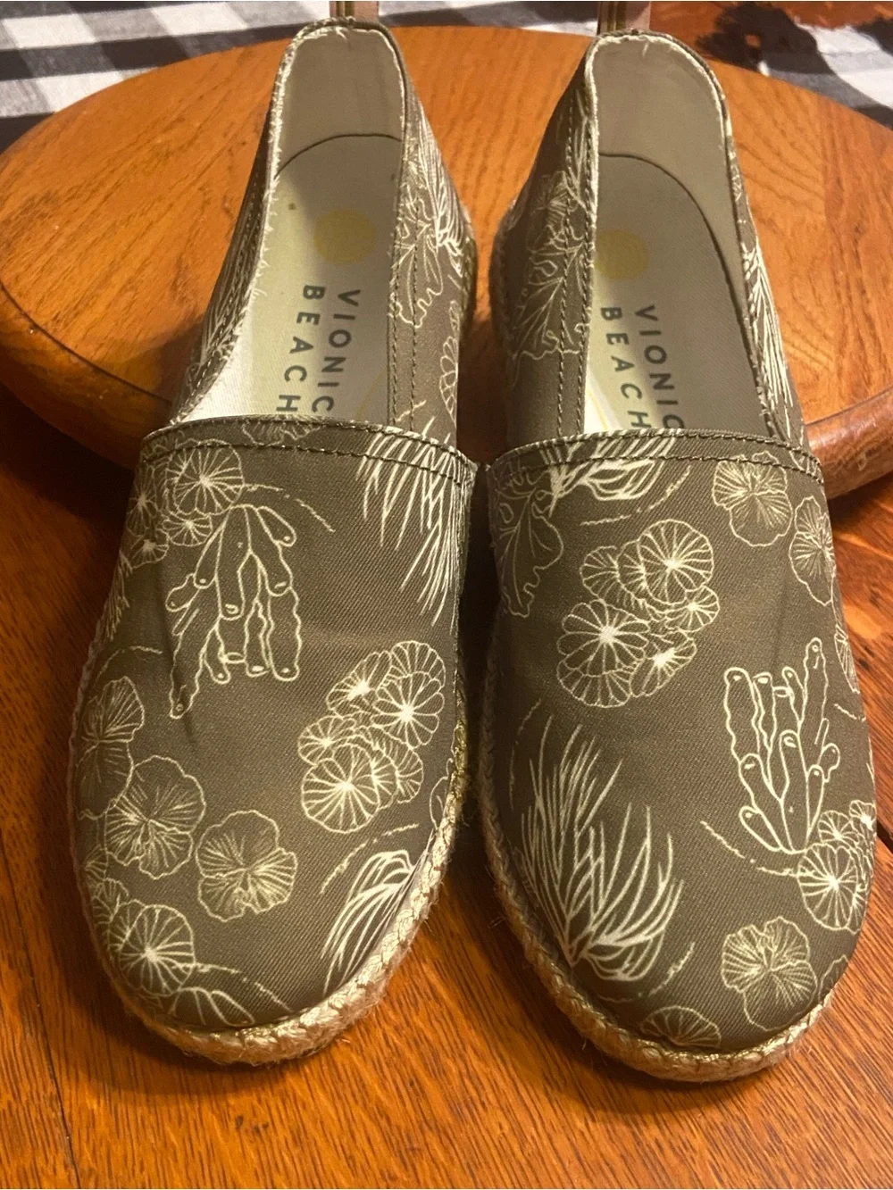 Vionic Beach Laguna Seaweed Coral Print Espadrille. Podiatrist designed.